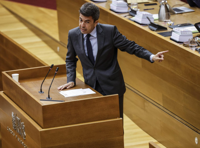 Imagen de archivo del presidente de la Generalitat Valenciana, Carlos Mazón, interviene durante una sesión de control al Govern, en Les Corts Valencianes, a 26 de marzo de 2025, en Valencia