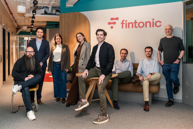 Equipo de Fintonic, con Armando Baquero como consejero delegado (en el centro, sentado).