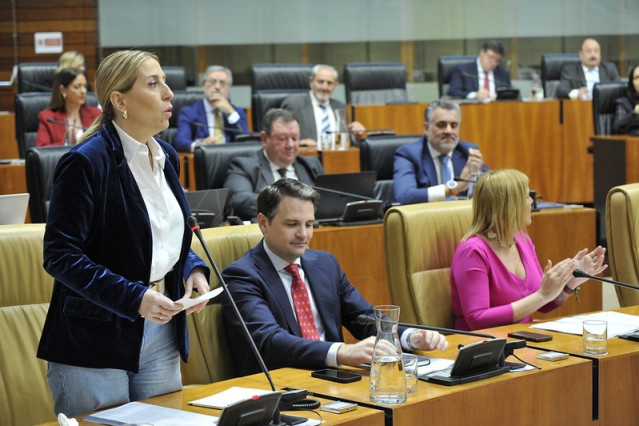 La presidenta de la Junta, María Guardiola, en el pleno de la Asamblea