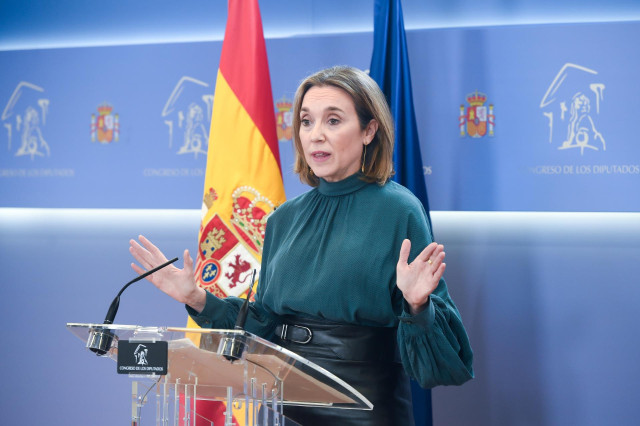 La secretaria del PP, Cuca Gamarra, ofrece una rueda de prensa tras la reunión de Feijóo con sindicatos de Policía y Guardia Civil tras el pacto de PSOE-Junts, en el Congreso de los Diputados, a 10 de marzo de 2025, en Madrid (España).