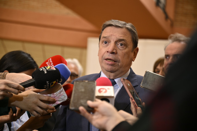 El ministro de Agricultura, Pesca y Alimentación, Luis Planas, atiende a los medios en una foto de archivo.