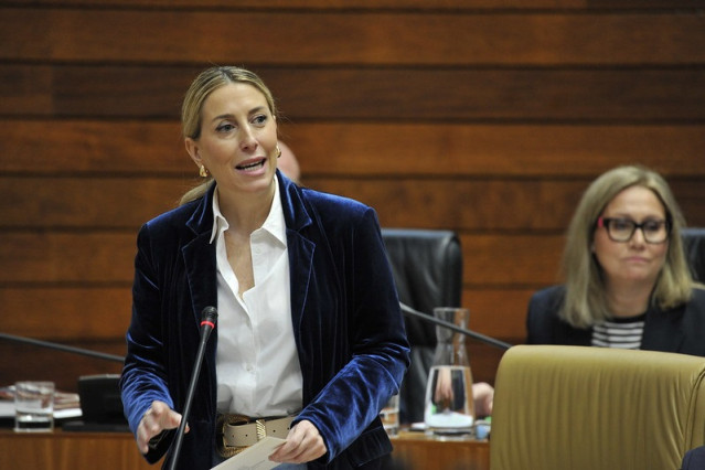 La presidenta de la Junta de Extremadura, María Guardiola, en el pleno de la Asamblea de Extremadura