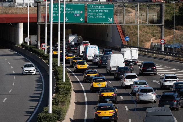 Archivo - Un grupo de taxis a la altura de Esplugues de Llobregat durante una marcha lenta de taxistas por las rondas de Barcelona, a 29 de enero de 2025, en Barcelona, Cataluña (España).