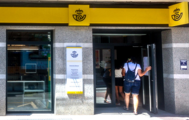 Archivo - Fachada de una oficina de Correos, a 6 de agosto de 2024, en Madrid