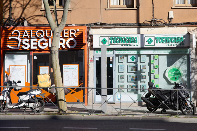 Archivo - Fachada de la inmobiliaria Alquiler Seguro.