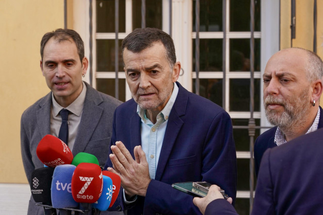 El coordinador federal de Izquierda Unida, Antonio Maíllo, atiende a los medios antes de asistir al acto de reparación de la memoria de Manuel José García Caparrós. A 27 de febrero de 2025, en Málaga (Andalucía, España).