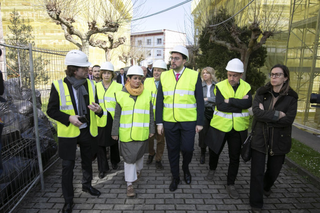 La ministra de Vivienda, Isabel Rodríguez (3i); el presidente del Principado, Adrián Barbón (3d), y la alcaldesa de Avilés, Mariví Monteserín (2i), visitan viviendas del barrio San José Artesano - Buenavista, a 27 de marzo de 2025, en Avilés, Asturias (Es