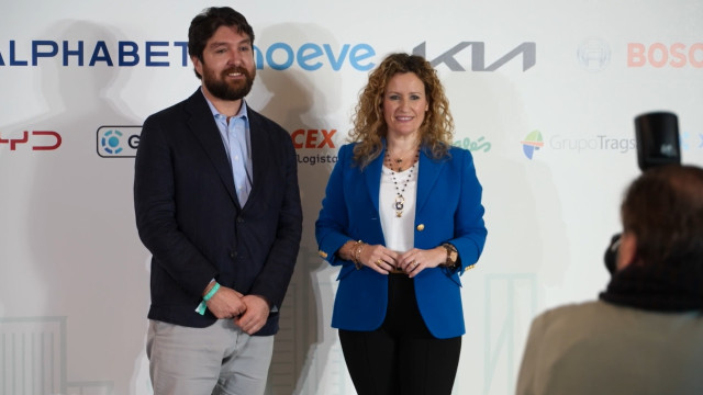 El director general de Estrategias de Movilidad de la Secretaría General de Movilidad Sostenible del Ministerio de Transportes, Miguel Álvarez Martínez, y la directora de Desarrollo de Empresas por la Movilidad Sostenible, May López.