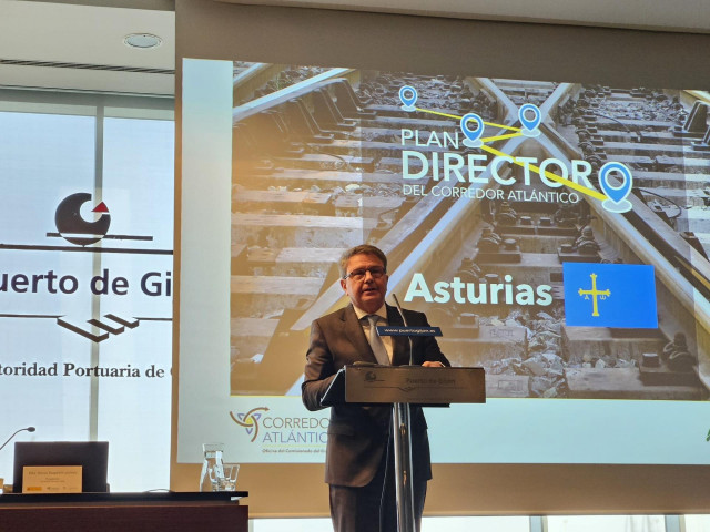 El secretario de Estado de Transportes y Movilidad Sostenible, José Antonio Santano, interviene en la jornada 'Avance Logístico del Corredor Atlántico', celebrada en el puerto gijonés de El Musel.