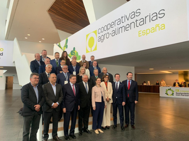 La presidenta del Govern, Marga Prohens, en el IX Congreso de Cooperativas Agro-alimentarias de España, junto con el resto de autoridades presentes.