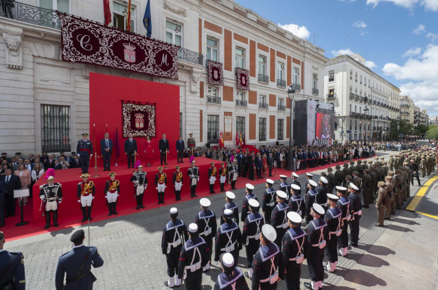 Archivo - Desfile durante el acto cívico militar con motivo del Día de la Comunidad de Madrid en la Puerta del Sol, a 2 de mayo de 2024, en Madrid (España).