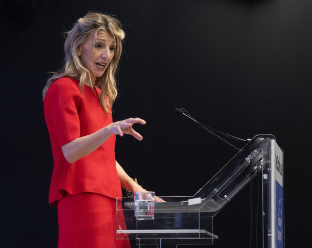 La vicepresidenta segunda y ministra de Trabajo y Economía Social, Yolanda Díaz, interviene durante la primera jornada de la V edición del foro ‘Fondos Europeos’ de elDiario.es, en El Beatriz Madrid, a 27 de marzo de 2025, en Madrid (España).
