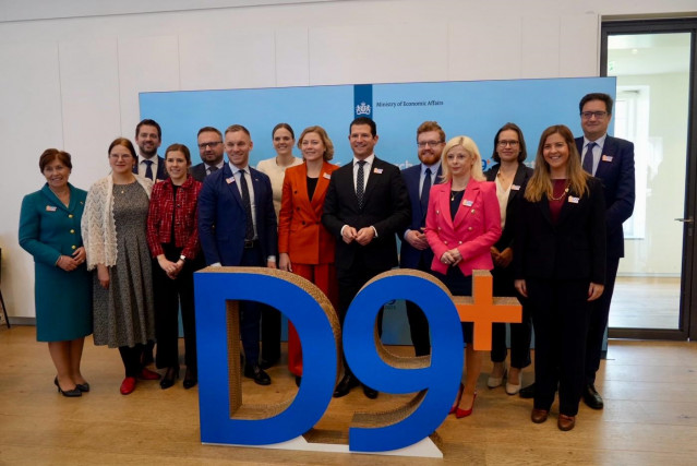Archivo - Reunión del foro informal D9+ en la que ha participado el ministro para la Transformación Digital y de la Función Pública, Óscar López, a 27 de marzo de 2025, en Ámsterdam (Países Bajos).