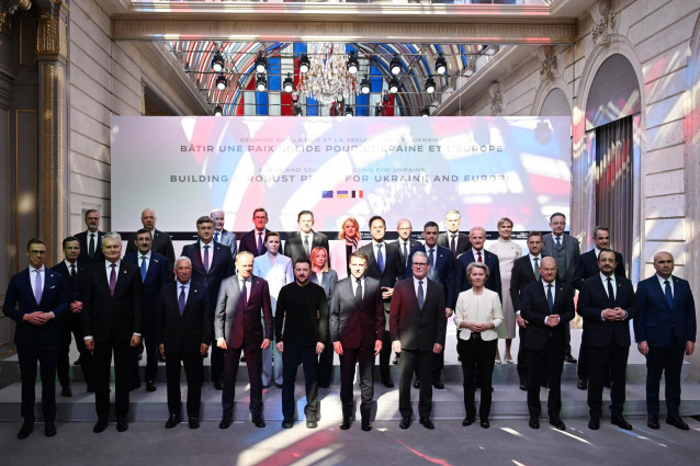 Foto de familia de la reunión de líderes en apoyo de Ucrania organizada por el presidente francés, Emmanuel Macron, y a la que ha asistido el presidente del Gobierno, Pedro Sánchez