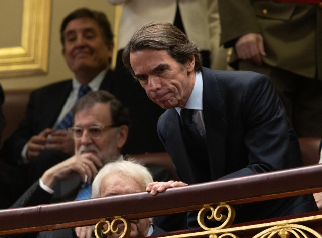 Archivo - Los expresidentes del Gobierno y del PP José María Aznar (1d) y Mariano Rajoy, en un acto en el Congreso.