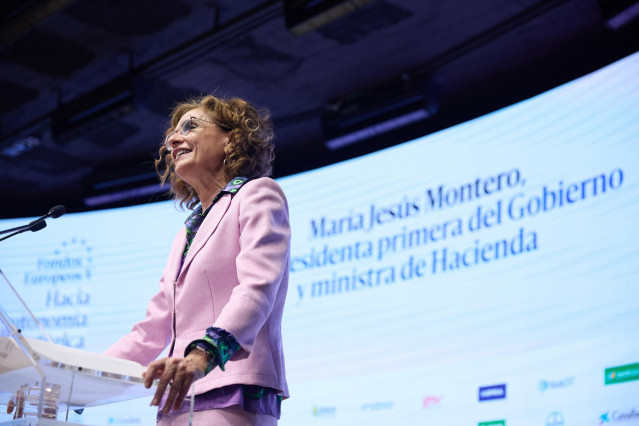 La vicepresidenta primera y ministra de Hacienda, María Jesús Montero, interviene durante la primera jornada de la V edición del foro ‘Fondos Europeos’ de elDiario.es, en El Beatriz Madrid, a 27 de marzo de 2025, en Madrid (España).