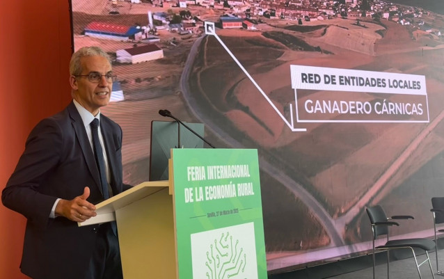 El secretario general de la Federación Española de Municipios y Provincias (FEMP), Luis Martínez-Sicluna, en la Feria Internacional de la Economía Rural (Fider).