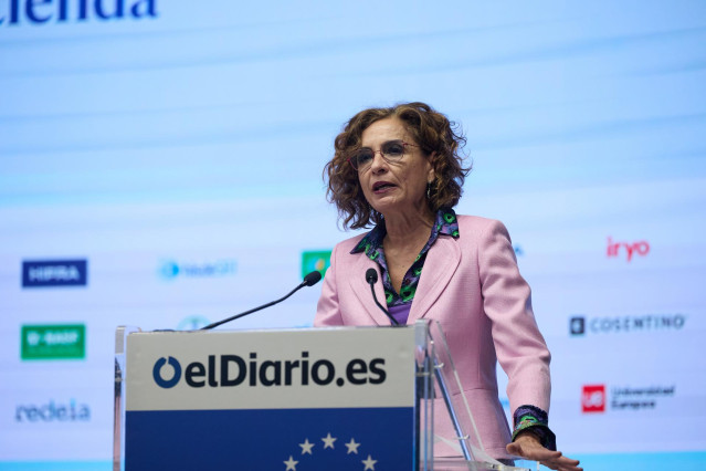 La vicepresidenta primera y ministra de Hacienda, María Jesús Montero, interviene durante la primera jornada de la V edición del foro ‘Fondos Europeos’ de elDiario.es, en El Beatriz Madrid, a 27 de marzo de 2025, en Madrid (España). ‘elDiario.es’ organiza