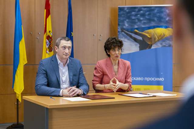 El viceprimer ministro de Ucrania, Oleksiy Chernyshov (i), y la ministra de Inclusión, Seguridad Social y Migraciones, Elma Saiz (d), durante la inauguración de la Casa de Ucrania, la primera en España, en Torrevieja (Alicante), el 27 de marzo de 2025.