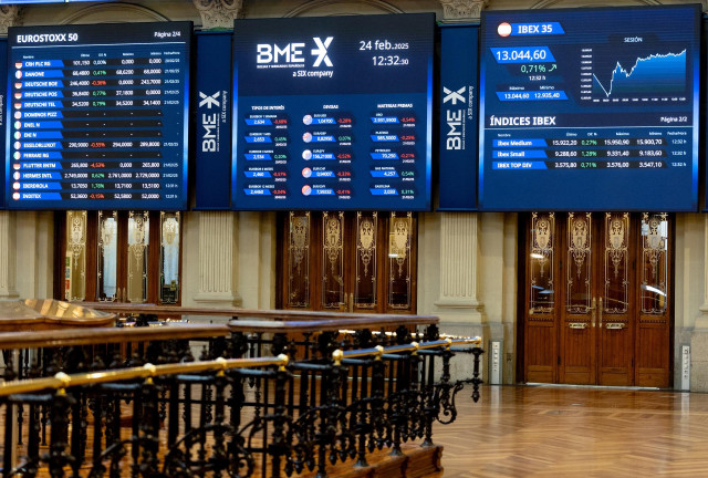 Archivo - Paneles en el interior del Palacio de la Bolsa, a 24 de febrero de 2025, en Madrid (España).