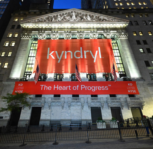Archivo - Fachada de Wall Street engalanada con el logo de Kyndryl durante su salida a bolsa tras el 'spin-off' de IBM.