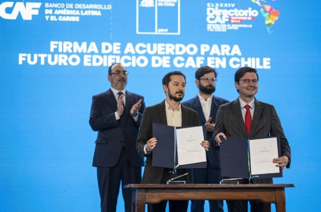 Boric firma con el Banco de Desarrollo de América Latina (CAF) un acuerdo para construir una sede en Chile