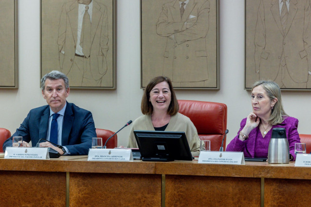 (I-D) El presidente del Partido Popular, Alberto Núñez Feijóo; la presidenta del Congreso, Francina Armengol, y la exministra Ana Pastor, durante la presentación del libro 'Discursos Parlamentarios de Ana Pastor Julián. Presidenta del Congreso de los Dipu