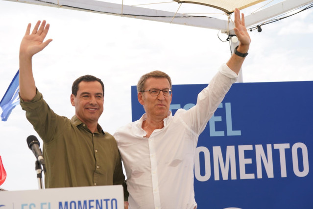 Archivo - El presidente del PP, Alberto Núñez Feijó y el presidente del PP-A y de la Junta de Andalucía, Juanma Moreno,  saludan a los militantes en un acto público de cierre de campaña a 21 de julio del 2023 en Málaga (Andalucía, España)