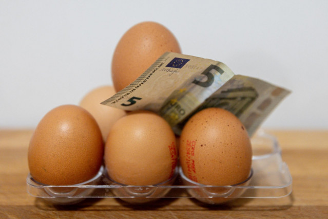 Varios huevos y dinero, a 19 de marzo de 2025, en Madrid (España).