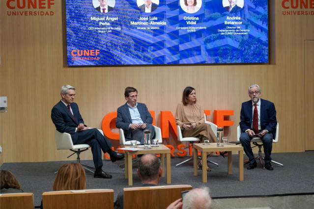 Almeida y expertos inmobiliarios participan en una jornada sobre vivienda convocada por CUNEF Universidad, titulada 'Vivienda, derecho y mercado' y moderada por el director del Departamento de Derecho de CUNEF Universidad, Andrés Betancor.
