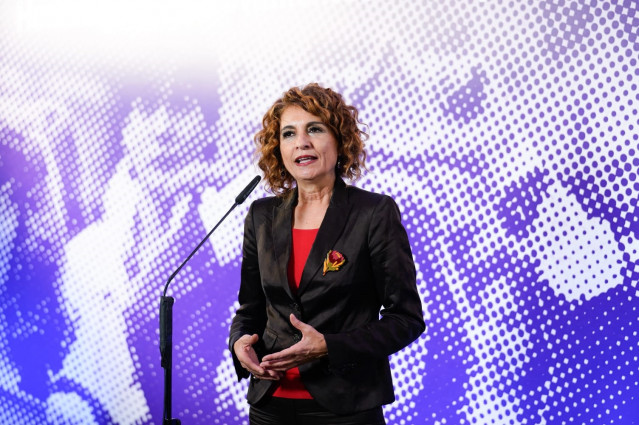 La vicepresidenta primera del Gobierno y ministra de Hacienda, María Jesús Montero, atiende a los medios en Granada.