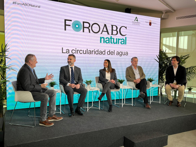 La consejera de Agua, Agricultura, Ganadería y Pesca, Sara Rubira, en el centro, durante su participación en el Foro de ABC Natural 'La circularidad del agua',