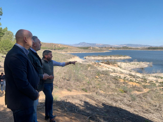 Imagen de la visita de Luengo y Martínez al embalse