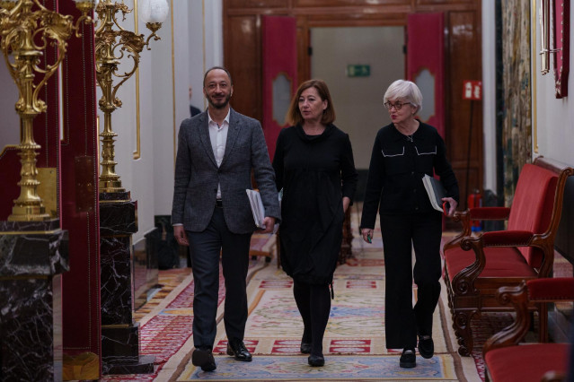(I-D) El vicepresidente primero de la Mesa del Congreso, Alfonso Rodríguez Gómez de Celis; la presidenta del Congreso, Francina Armengol y la secretaria segunda de la Mesa del Congreso, Isaura Leal, a su llegada a una reunión de la Mesa del Congreso de lo