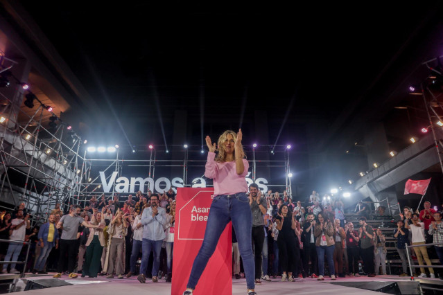 Archivo - La vicepresidenta segunda, ministra de Trabajo y líder de Sumar, Yolanda Díaz, aplaude durante el acto de cierre de la Asamblea fundacional de Sumar, en La Nave, a 23 de marzo de 2024, en Villaverde, Madrid (España).