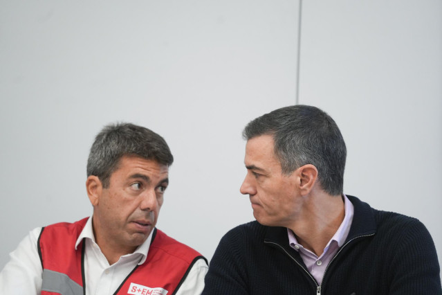 Archivo - El 'president' de la Generalitat, Carlos Mazón (i), y el presidente del Gobierno, Pedro Sánchez, en una imagen de archivo.