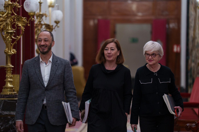 (I-D) El vicepresidente primero de la Mesa del Congreso, Alfonso Rodríguez Gómez de Celis; la presidenta del Congreso, Francina Armengol y la secretaria segunda de la Mesa del Congreso, Isaura Leal, a su llegada a la reunión de la Mesa del Congreso.