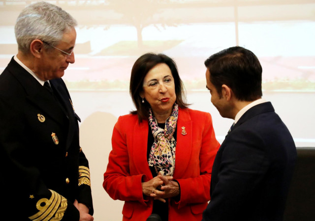 La ministra de Defensa, Margarita Robles, acompañada por el almirante jefe de Estado Mayor de la Armada, Antonio Piñeiro Sánchez, y el alcalde ferrolano, José Manuel Rey Varela, visita el Arsenal de Ferrol, a 28 de marzo de 2025, en Ferrol, A Coruña, Gali