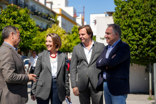 (I-D) El delegado de Gobierno en Sevilla, Ricardo Sánchez; la secretaria general del PP, Cuca Gamarra; el secretario general del PP-A, Antonio Repullo, y el vicesecretario general de Coordinación Autonómica y Territorial y Análisis electoral del PP, Elías