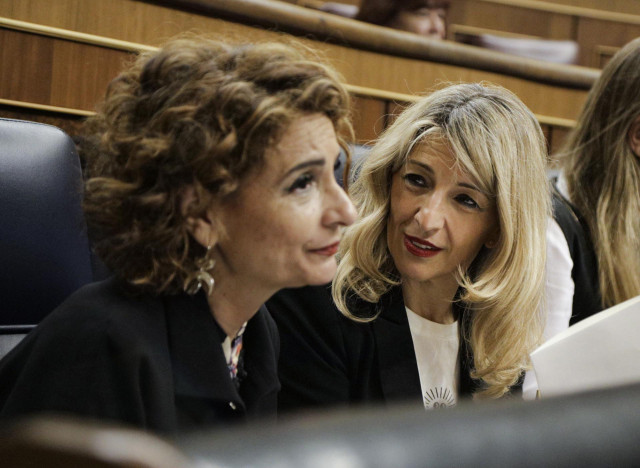 (I-D) La vicepresidenta primera y ministra de Hacienda, María Jesús Montero, y la vicepresidenta segunda y ministra de Trabajo, Yolanda Díaz, durante un pleno en el Congreso de los Diputados, a 12 de marzo de 2025, en Madrid (España).