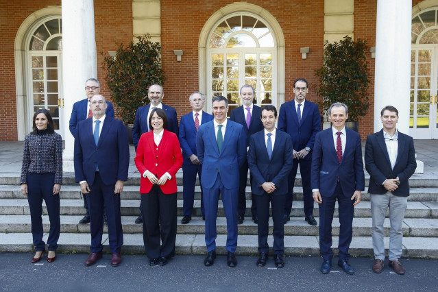 Archivo - Encuentro del presidente del Gobierno, Pedro Sánchez, y de la ministra de Ciencia, Innovación y Universidades, Diana Morant, con representantes de distintas empresas vinculadas con los sectores de la defensa, la segurdad, las telecomunicaciones