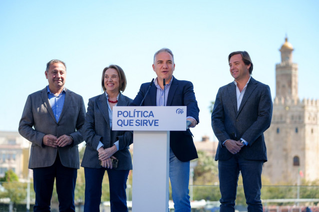 (I-D) El delegado de Gobierno en Sevilla, Ricardo Sánchez; la secretaria general del PP, Cuca Gamarra; el vicesecretario general de Coordinación Autonómica y Territorial y Análisis electoral del PP, Elías Bendodo, y el secretario general del PP-A, Antonio