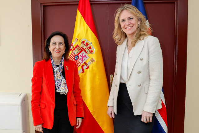 La ministra de Defensa, Margarita Robles, y la ministra de Asuntos Exteriores y Defensa de la República de Islandia, Thorgerour Katrín Gunnarsdotti, el 28 de marzo de 2025, en la Base Aérea de Torrejón de Ardoz (Madrid).