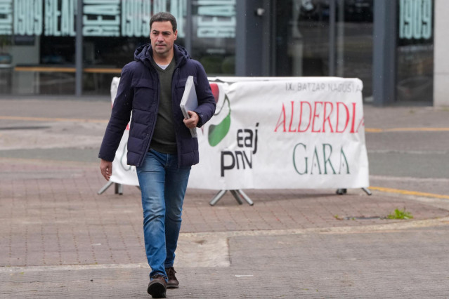 El Lehendakari, Imanol Pradales, llega al frontón Atano III de Donostia-San Sebastián donde se celebra la IX Asamblea General del PNV