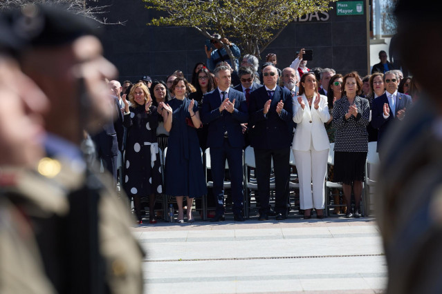 La presidenta de la Comunidad de Madrid, Isabel Díaz Ayuso (2i), y la alcaldesa de Alcobendas, Rocío García Alcántara (1i), durante la jura de bandera, en la Plaza Mayor de Alcobendas, a 29 de marzo de 2025, en Alcobendas, Madrid (España).
