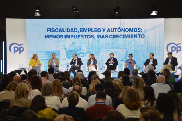 Mesa sobre fiscalidad, empleo y autónomos: menos impuestos, más crecimiento, en el marco de la 27 Interparlamentaria del PP, en Sevilla