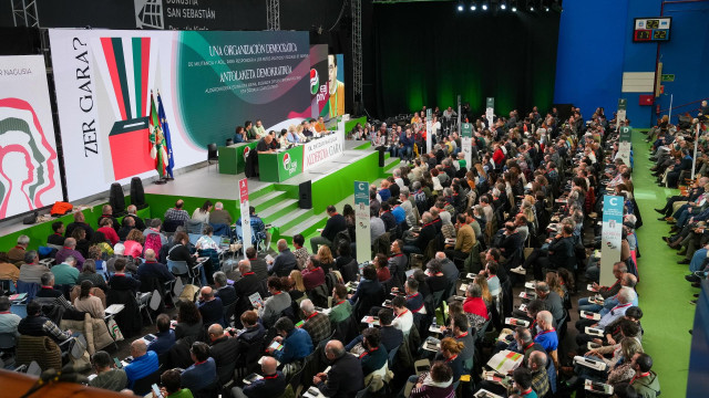 Asistentes a la acreditación de los integrantes a la IX Asamblea General del PNV, en el frontón Atano III de San Sebastián, a 29 de marzo de 2025, en San Sebastián, Guipúzcoa, País Vasco (España).
