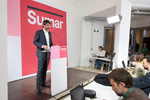 Archivo - El portavoz de Sumar, Ernest Urtasun, durante una rueda de prensa en el Espacio Rastro, a 17 de febrero de 2025, en Madrid (España).
