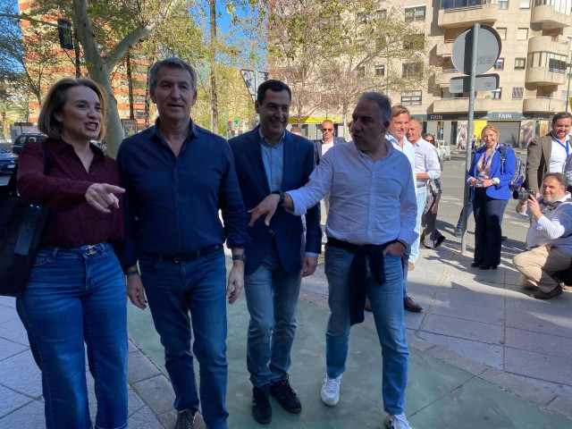 Alberto Núñez Feijóo y Juanma Moreno, flanqueados por Cuca Gamarra y Elías Bendodo, este sábado en Sevilla, con motivo de la 27 Interparlamentaria del PP