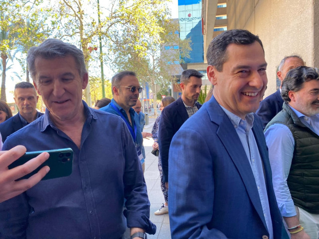 El presidente del PP, Alberto Núñez Feijóo, y el presidente del PP andaluz y de la Junta de Andalucía, Juanma Moreno, este sábado en Sevilla, con motivo de la Interparlamentaria del PP